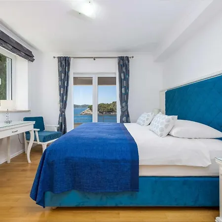 Vila Beautiful Monarch 2 *